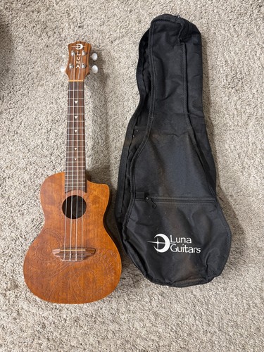 Ukulele elettroacustico